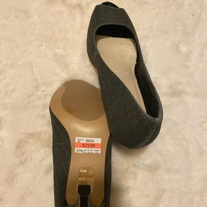 Brand new pumps, size 9